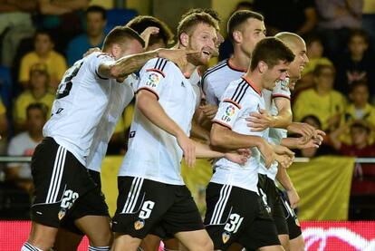 Los jugadores del Valencia celebra el gol de Mustafi 