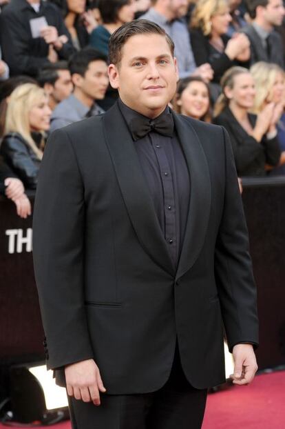 El actor Jonah Hill eligió al diseñador Ermenegildo Zegna para lucir esmoquin en la alfombra roja, que combinó con camisa y pajarita en tonos negros.
