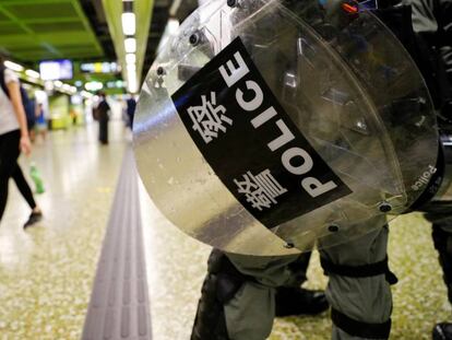 Fuerzas antidisturbios vigilan el metro de Hong Kong. 