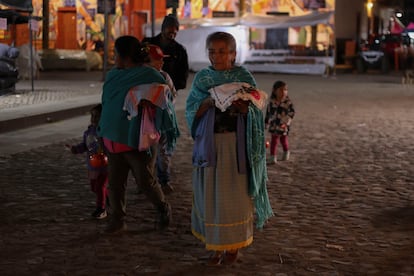 Habitantes del pueblo de Santa Fe de la Laguna (Michoacán) se preparan la celebración del Día de Muertos.