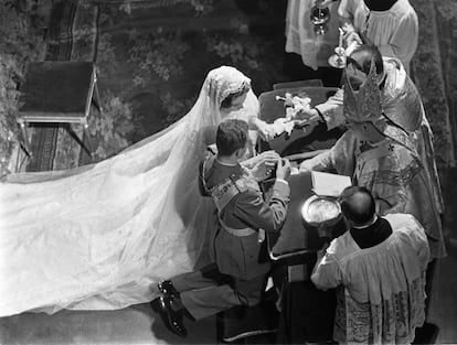 El 14 de mayo de 1964 don Juan Carlos de Borbón contraía matrimonio con Sofía de Grecia en Atenas. Jean Dessés fue el diseñador de un traje confeccionado en lamé de plata, cubierto de tul, y con el frente realizado en encaje de bruselas y una cola de cinco metros.