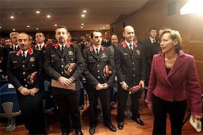 La consejera Montserrat Tura, ayer, en una reunión mantenida con los responsables de los Mossos.