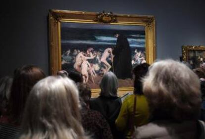 Aglomeración frente a 'Triste herencia' (1899), de Sorolla, en la National Gallery de Londres.