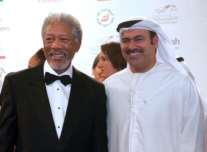 Morgan Freeman y el director del festival de los Emiratos Árabes.