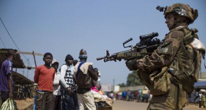 Soldado francés en Bangui, República Centroafricana, este lunes.