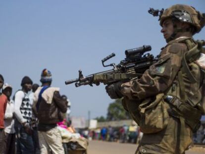 Soldado franc&eacute;s en Bangui, Rep&uacute;blica Centroafricana, este lunes. 