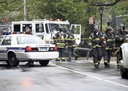 Policías y bomberos investigan la explosión, que no causó víctimas.