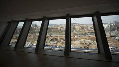 Vista de las obras de la plaza de les Gl&ograve;ries desde el Museo del Dise&ntilde;o.