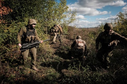 Soldados de Ucrania disparan contra posiciones rusas cercanas al frente de Toretsk, en la región de Donetsk, el miércoles 12 de octubre.
