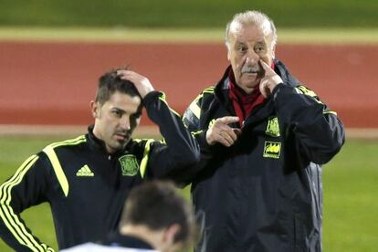National coach Vicente del Bosque (r) and forward David Villa at a training session on Thursday in Madrid.