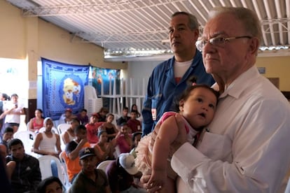 Eduardo Stein em uma visita a uma unidade de atendimento de imigrantes venezuelanos em Cúcuta, Colômbia, em outubro de 2018.