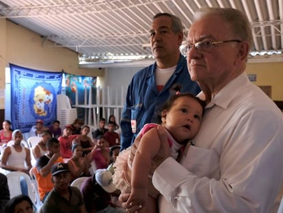 Eduardo Stein en una visita a un centro de atención a migrantes venezolanos en Cúcuta, Colombia, en octubre de 2018.