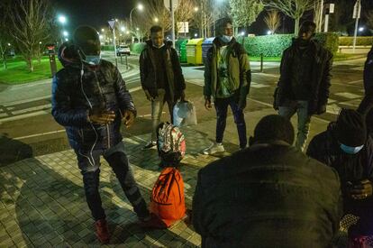 Un grupo de migrantes espera en Irún, en la frontera junto al puente internacional de Santiago, la oportunidad de poder pasar a Francia, en marzo pasado.