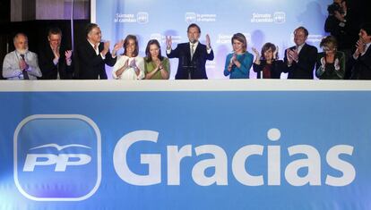 El PP celebra su victoria por mayoría absoluta la noche electoral del 20-N de 2011 desde el balcón de la sede del partido en la calle Génova de Madrid. De izquierda a derecha: Miguel Ángel Arias Cañete, Alberto Ruiz-Gallardón, Esteban González Pons, Ana Mato, Elvira Fernández; Mariano Rajoy, María Dolores de Cospedal, Soraya Sáenz de Santamaría, Pío García Escudero, Esperanza Aguirre y Jorge Moragas.