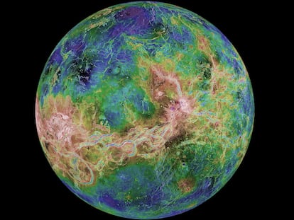Imagen de radar de Venus tomada en 1998 que muestra sus accidentes topográficos.