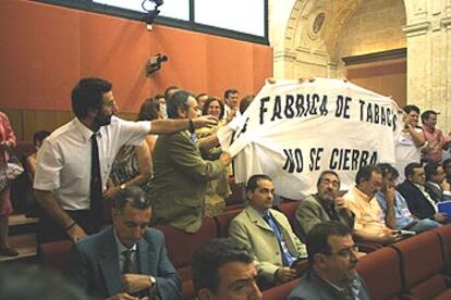 Trabajadores de Altadis, en una protesta en el Parlamento andaluz el pasado jueves.