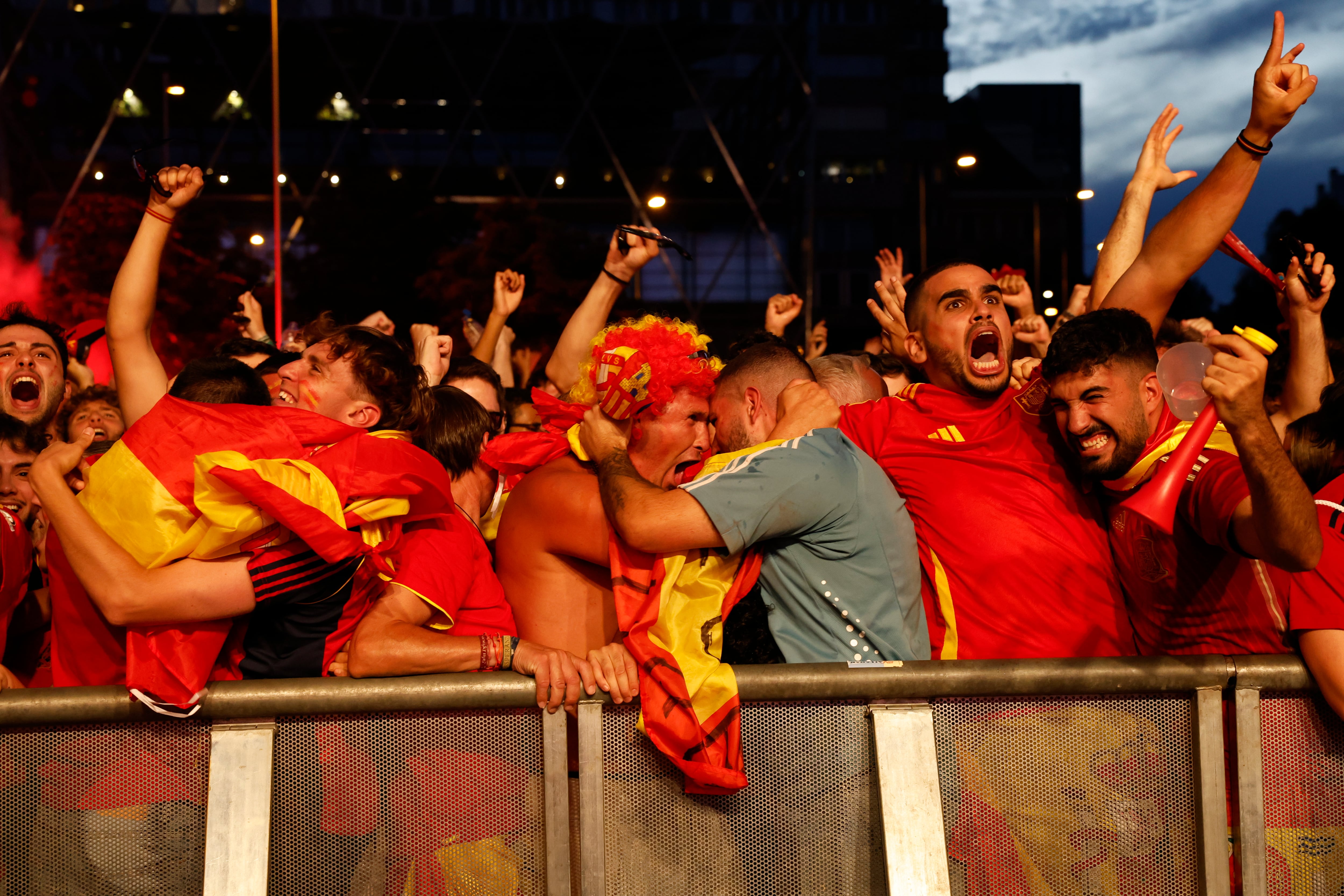 Vídeo | La celebración de los goles y de la victoria de España en las pantallas gigantes de Mataró y Madrid