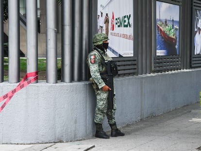 Un elemento de la Guardia Nacional a las afueras de la torre de Pemex, en Ciudad de México, este miércoles.