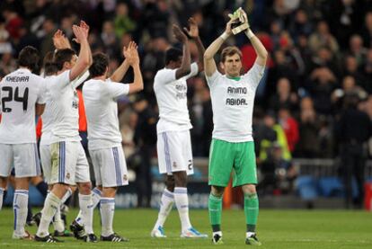 Los jugadores del Madrid, con Casillas al frente, lucen camisetas de ánimo a Abidal al término del partido ante el Lyon.