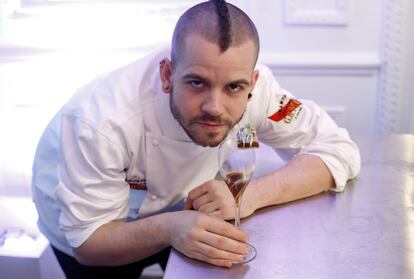 El chef David Muñoz, en su restaurante DiverXO. El chef de 39 años logró su tercera estrella en el año 2013, convirtiéndose entonces en el octavo triestrellado de España.