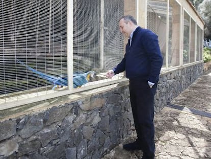 Miguel &Aacute;ngel Ram&iacute;rez, hace un a&ntilde;o ante su pajarera declarada ilegal.