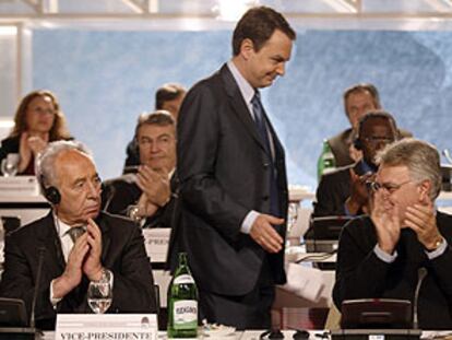 Zapatero, junto a Simon Peres, a la izquierda, y Felipe González, en la reunión de la Internacional Socialista.