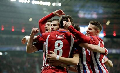 El jugador Saúl Niguez (c) del Atlético de Madrid celebra un gol junto a sus compañeros.