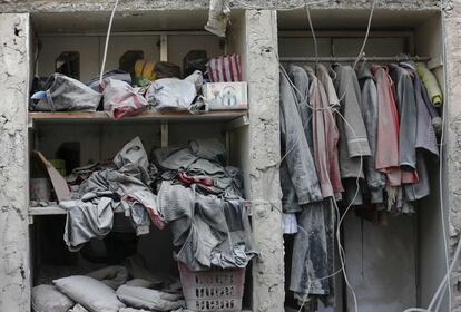 El polvo cubre la ropa en uno de los edificios afectados por el bombardeo sobre civiles en Damasco.