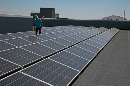 Placas solares en el tejado en Villaverde.