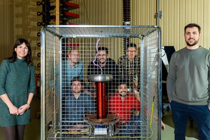 Los ingenieros, Gloria Solà, Joan Montanyà, Oscar van der Velde, David Romero, Michele Urbani, Jesús A. López y el técnico de laboratorio, Guillem Tobella, posan junto a una bobina de Tesla dentro de una jaula de Faraday donde crean rayos. Los ingenieros pertenecen al grupo de investigación de rayos de la UPC. 