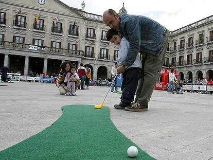 Un campo de golf en la plaza de Vitoria