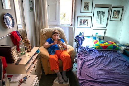 Marina, de 94 años, manda un mensaje en su piso de Lavapiés la tarde antes de su tercer intento de desahucio, el 9 de julio. 