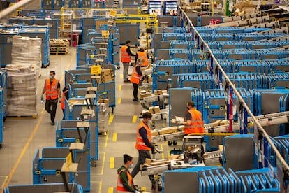 Centro logístico de Amazon en Peterborough, en el Reino Unido.