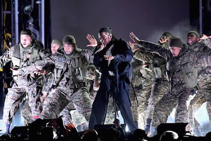 Con una impresionante puesta en escena de tintes militares y patrióticos en la que se representó un tiroteo, abrió la gala Kendrick Lamar, que fue interrumpido por el comediante Dave Chappelle ironizando sobre los retos de ser un hombre negro en el Estados Unidos actual. En la fotografía, Kendrick Lamar durante la actuación.