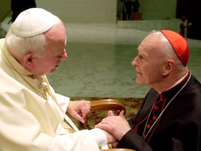 El cardenal Theodor McCarrick coge la mano de Juan Pablo II en una imagen de 2001.
