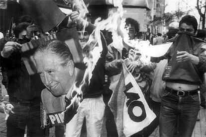 Manifestación en contra del referéndum sobre la reforma política de Pinochet, en agosto de 1988.