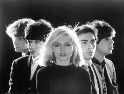 Además de vender cuarenta millones de discos con el grupo Blondie, en su currículo figuran otros tantos logros para una mujer que, como ella misma ha confesado, prefirió anteponer su ambición profesional a otras facetas típicamente asociadas al universo femenino como la maternidad. Suya es la primera canción con partes rap en ser número uno en Estados Unidos en 1980, Rapture, y temas como 'Heart of Glass', una canción que desató polémica por mezclar guitarras punk con ritmos disco, son considerados obras maestras que influyen en artistas contemporáneos como Lady Gaga, Charli XCX o Miley Cyrus, solo algunas de las que han citado a Harry como fuente de inspiración. 