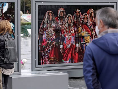 Unas personas contemplan algunas de las fotografías de la exposición "Tierra de sueños. Cristina García Rodero" en San Sebastián, el 13 de octubre de 2020.