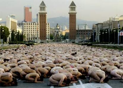 Los voluntarios crean una alfombra humana para Tunick en Montjuich.