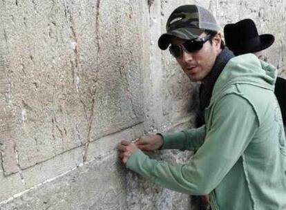 El cantante introduce su nota en una de las grietas del Muro de las Lamentaciones.