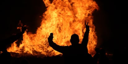 Una de las hogueras encendidas por los unionistas en Craigyhill (Irlanda del Norte), el pasado día 11, durante sus habituales celebraciones del mes de julio.
