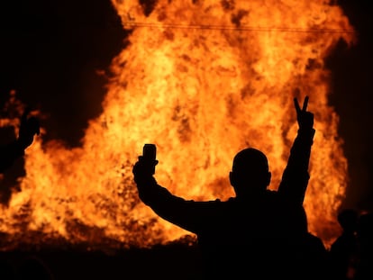 Una de las hogueras encendidas por los unionistas en Craigyhill (Irlanda del Norte), el pasado día 11, durante sus habituales celebraciones del mes de julio.