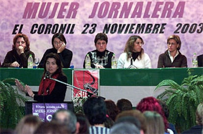 Carmen Muñoz, de Marinaleda, interviene en las jornadas sobre mujer jornalera en El Coronil.