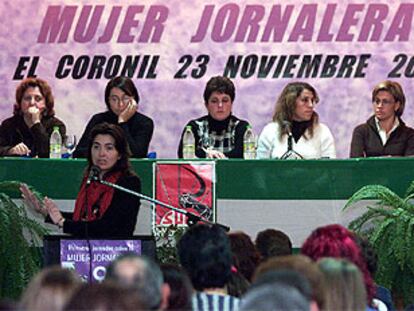 Carmen Muñoz, de Marinaleda, interviene en las jornadas sobre mujer jornalera en El Coronil.