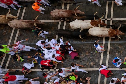 Vista cenital de otra montonera durante el séptimo encierro de los Sanfermines este domingo. 