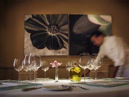 Comedor de El Rodat, en Jávea, con interiorismo de Begoña Rocher. Abajo, merluza pequeña cocida a Gastrovac.