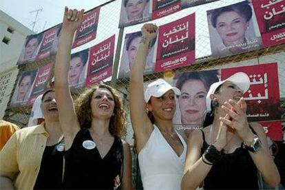 Simpatizantes del ex ministro del Interior Suleiman Frangie, tras votar en un colegio en Zghorta, en el norte de Líbano.