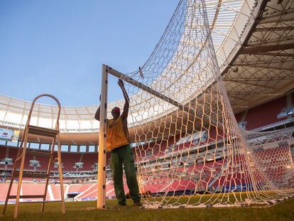 Empregado no campo do estádio Mané Garrincha, em Brasília, que receberá a abertura da Copa América.