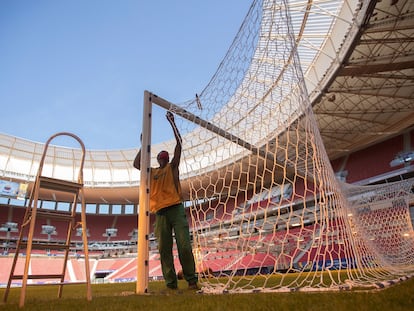 Un empleado en el campo del estadio Mané Garrincha, en Brasilia, que acogerá la inauguración de la Copa América.
