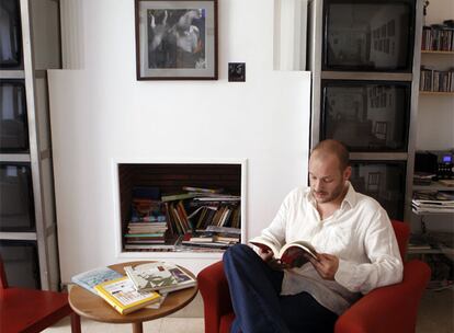 Eduardo Vilas, director de Hotel Kafka, en la librería de la escuela situada en la calle de Hortaleza.